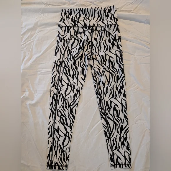 Zyia active womens zebra print highwaisted leggings with pockets size 6-8 - Picture 2 of 5